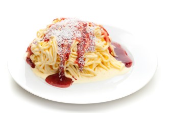 Eiscreme - Spaghettieis mit Erdbeersauce